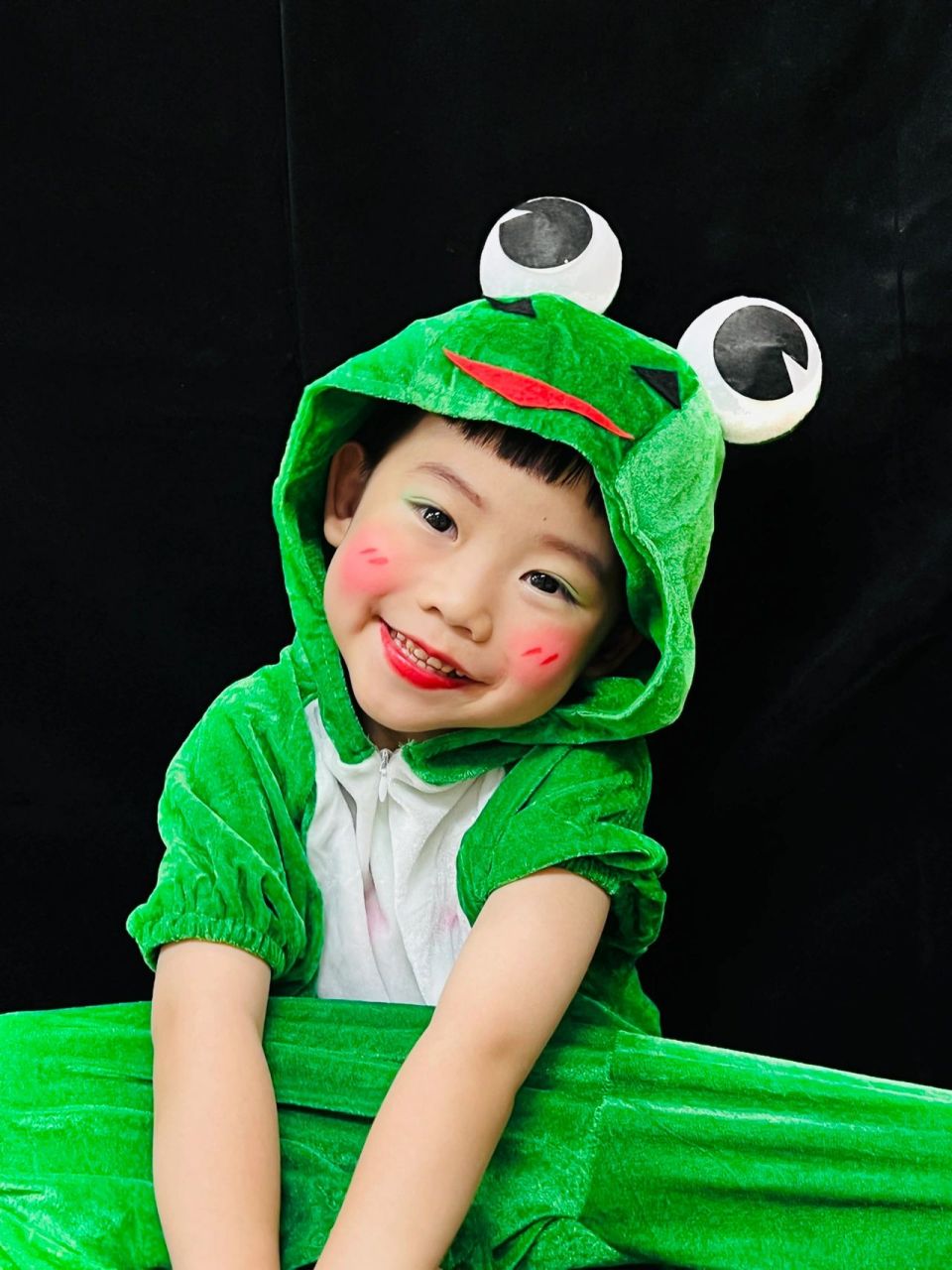 舞台妆 小青蛙妆容 腮红画法:腮红  眼影混合乳液