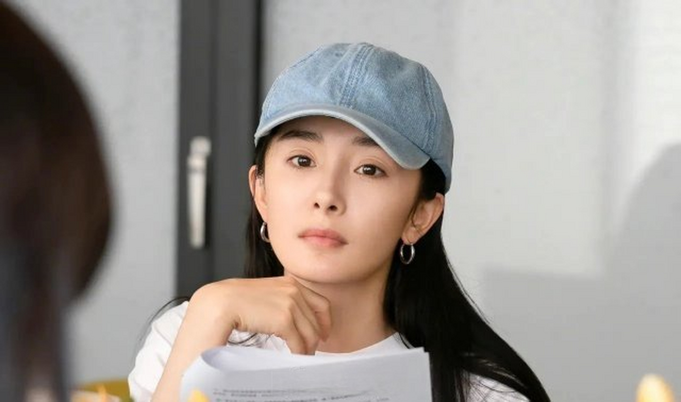 素颜读剧本的杨幂,眼睛像失去了灵魂.