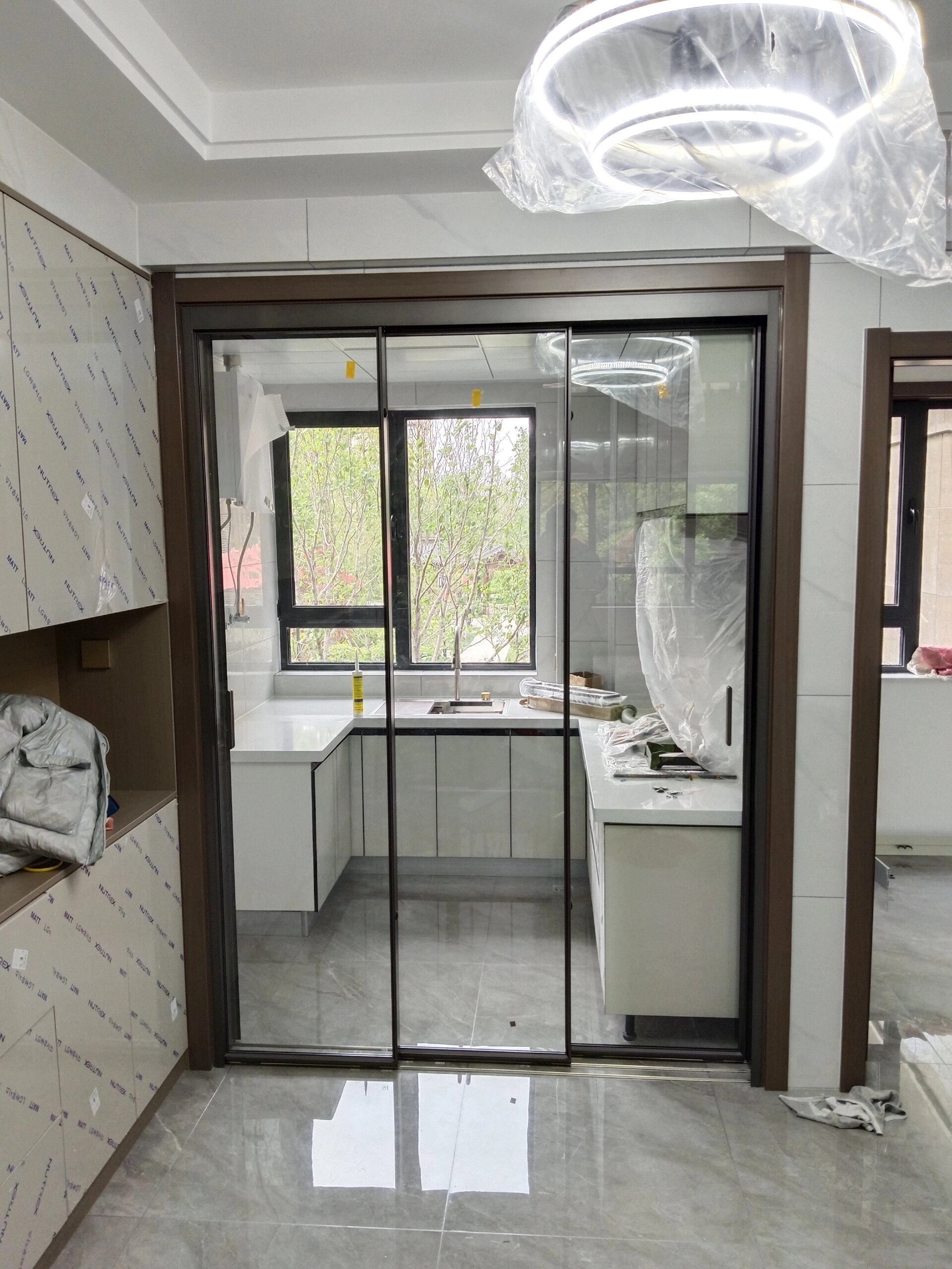 推拉门月光灰配8毫米白玻 卫生间门浅灰色配灰油砂效果好极了