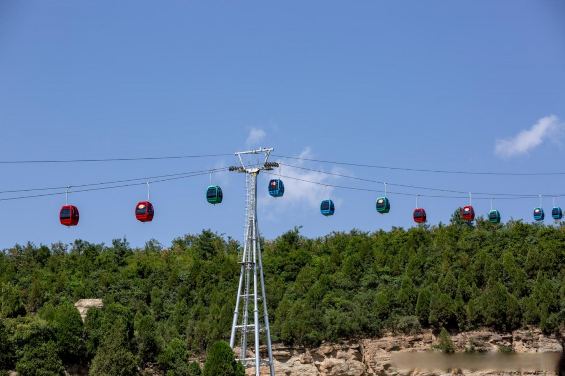 山地旅游# 索道,这条连接尘世与仙境的"神奇纽带",总是以其独特的