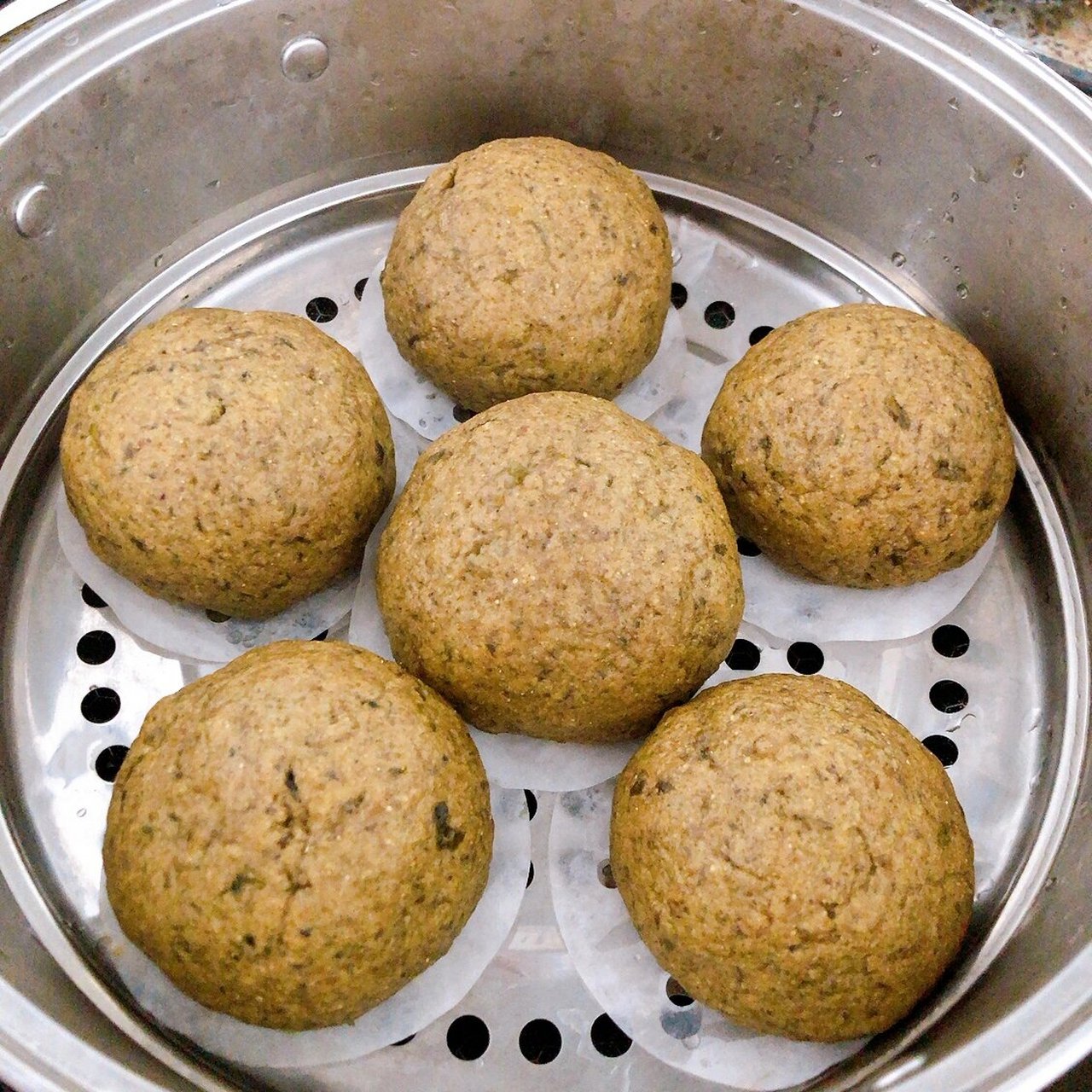 甜咸两味杂粮窝头 杂粮豆面窝头 今天做了甜和咸两款窝头,对比一下 黑