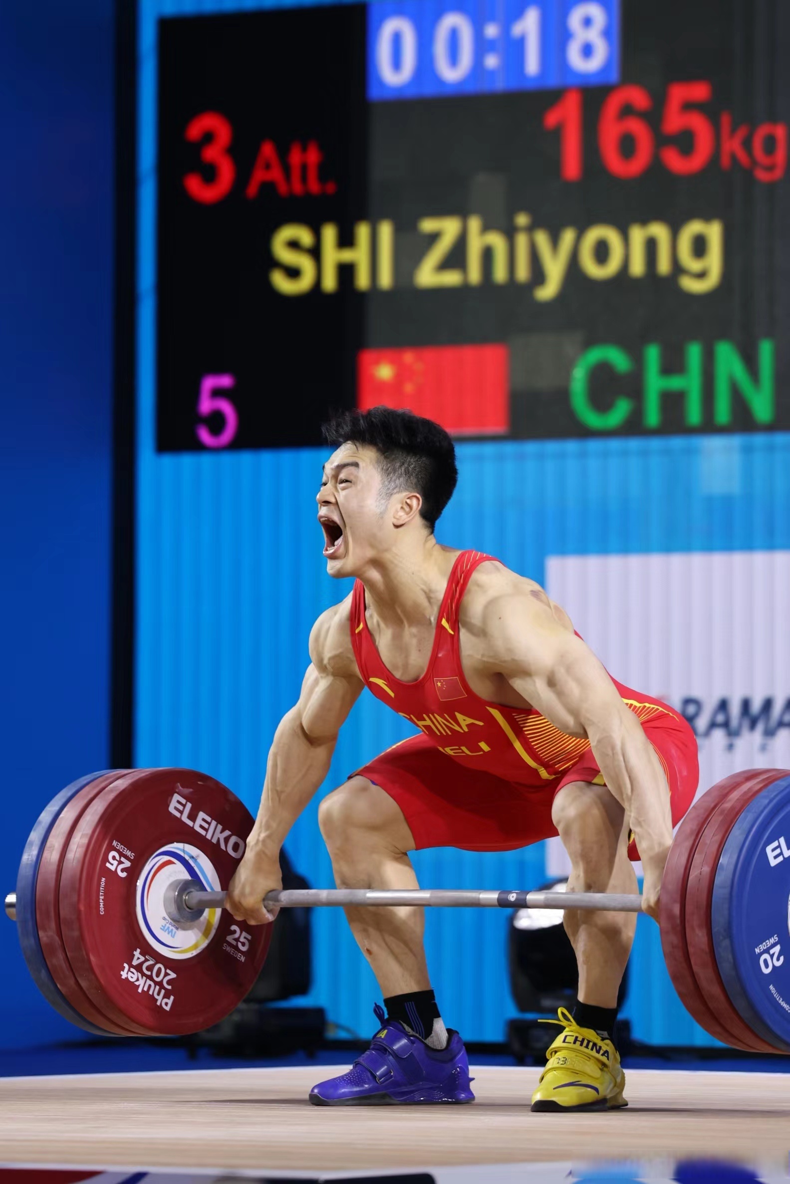 【泰国举重世界杯 石智勇带伤拼下抓举金牌和总成绩银牌 】4月4日,在
