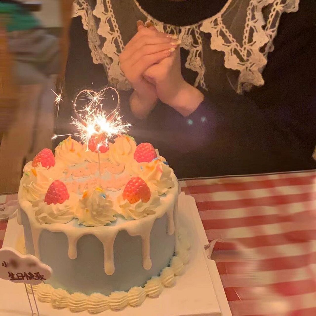 氛围感十足的生日蛋糕98 我买的是六寸的,真的超级好看,实物比图片