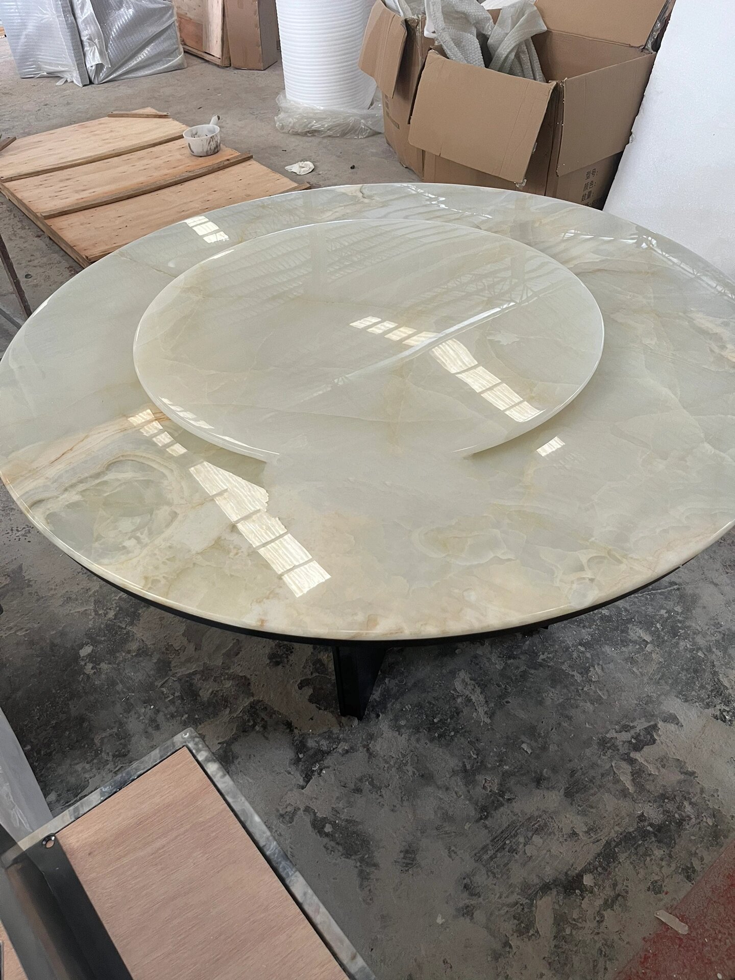 玉质感的大冰玉大理石餐桌来了