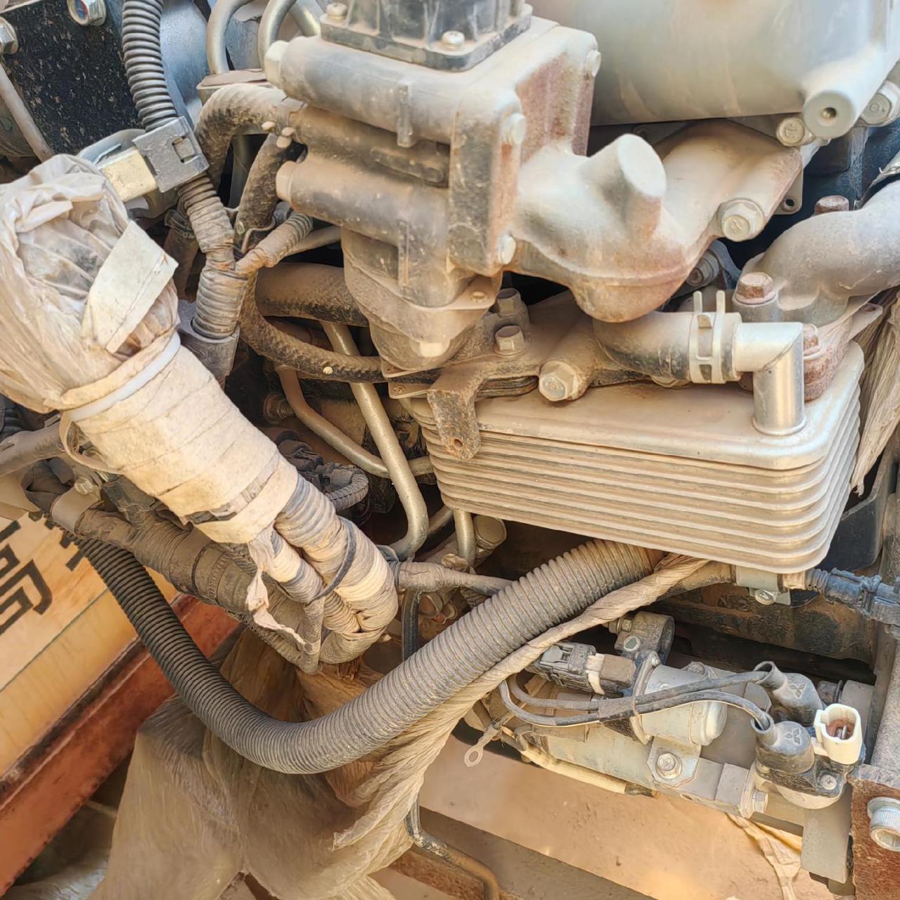 出售三一215,加腾820,三菱4m50发动机一台,9成新