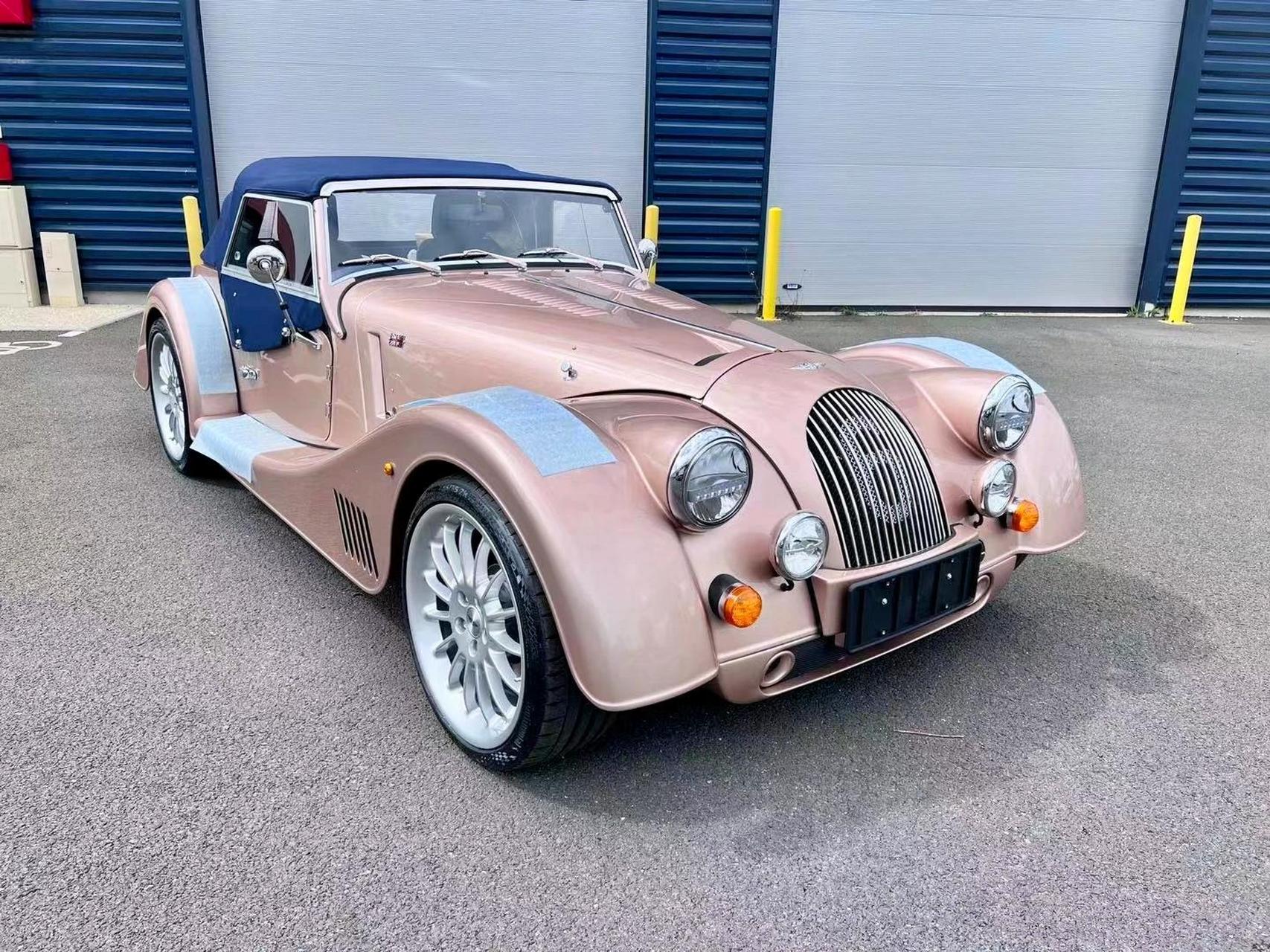 摩根老爷车,用上了宝马 b58 发动机,自动挡的鸡腿挡杆配合古董老爷车