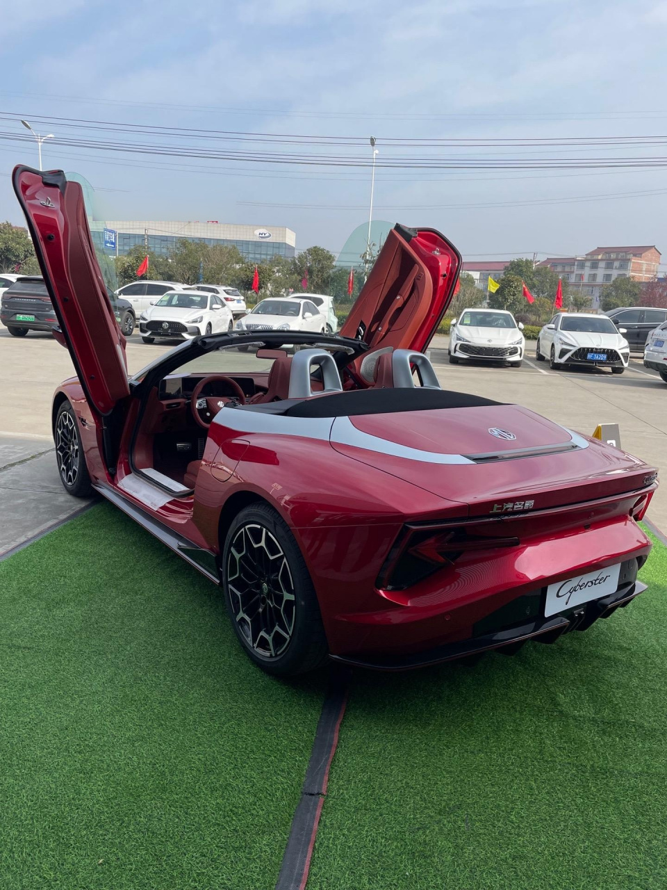 名爵剪刀门轿跑cyberster,双门四座,软顶敞篷车,544马力,725牛米,百