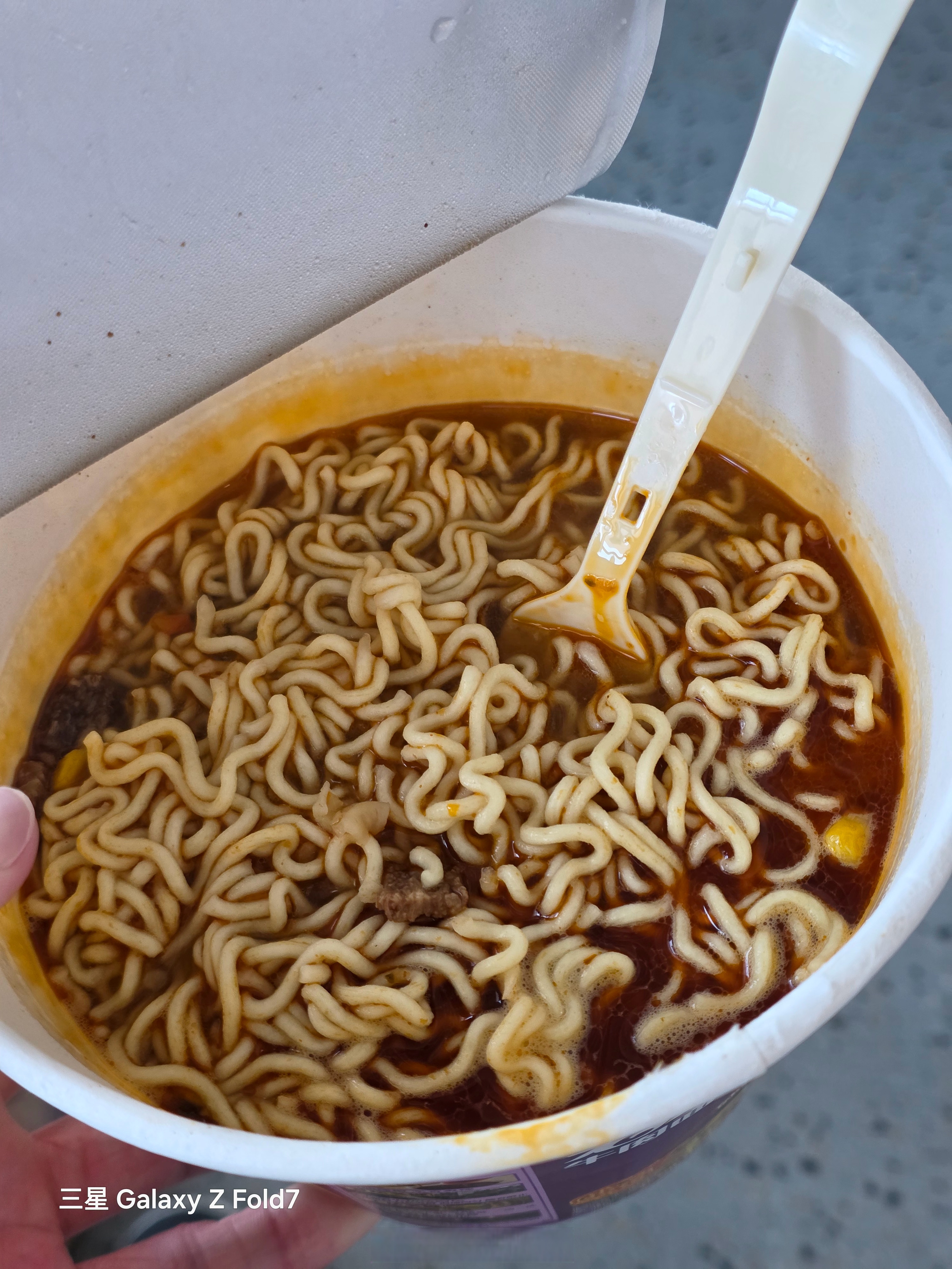 小机场确实一般,没什么吃的店,一桶泡面 15,不吃就得饿着