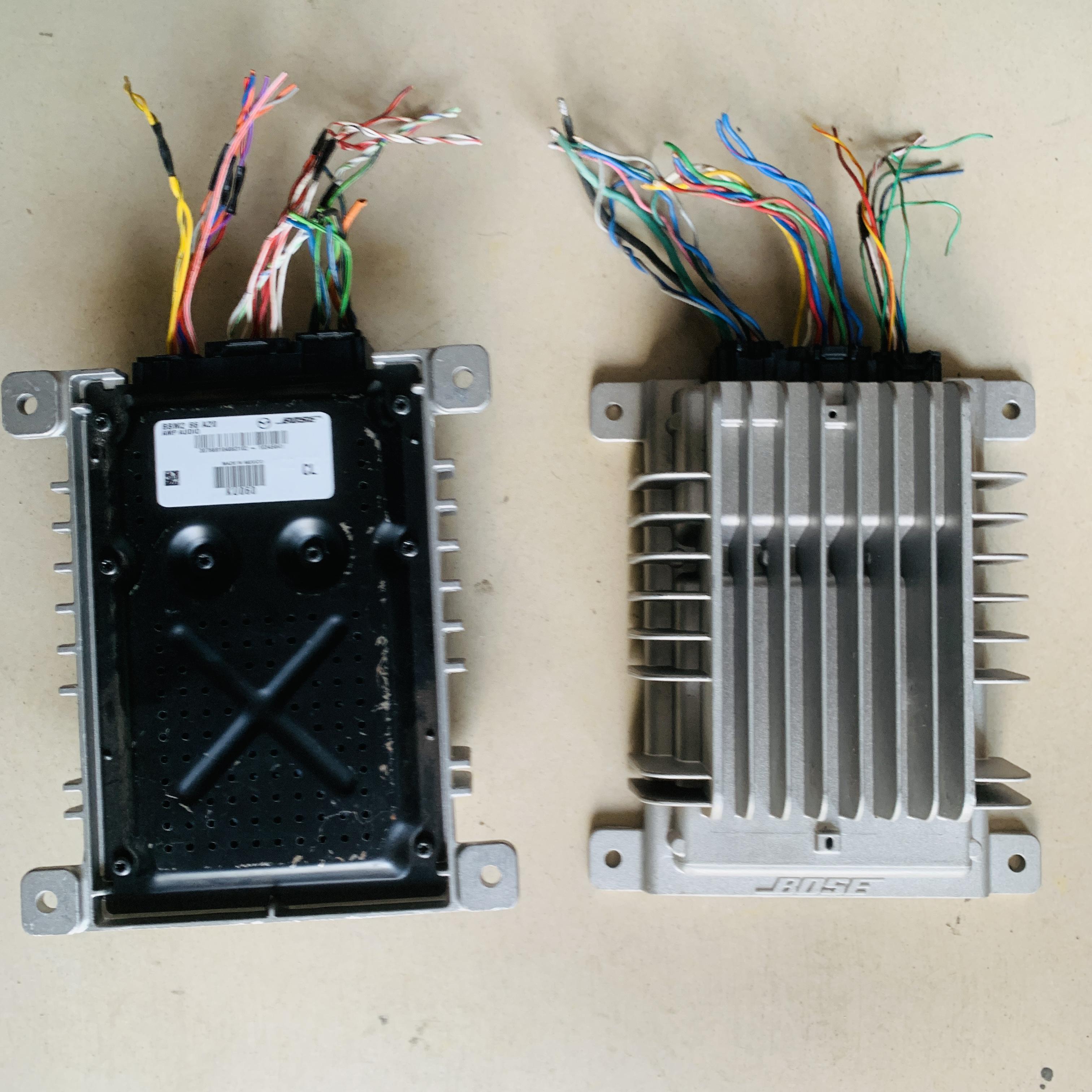 这个bose功放真的太棒了!音质清晰,低音震撼,车内环绕效果超赞!