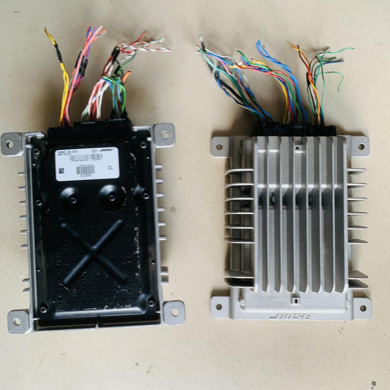 这个bose功放真的太棒了!音质清晰,低音震撼,车内环绕效果超赞!