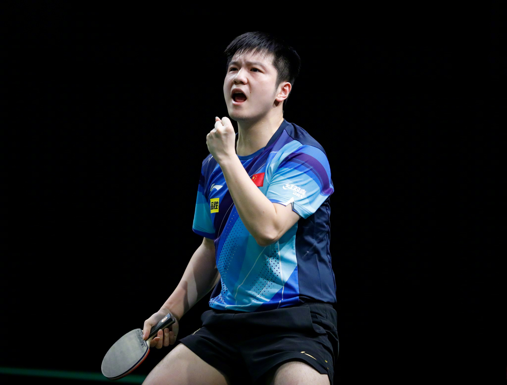 在南非德班进行的2023年世界乒乓球锦标赛中,中国选手樊振东,马龙