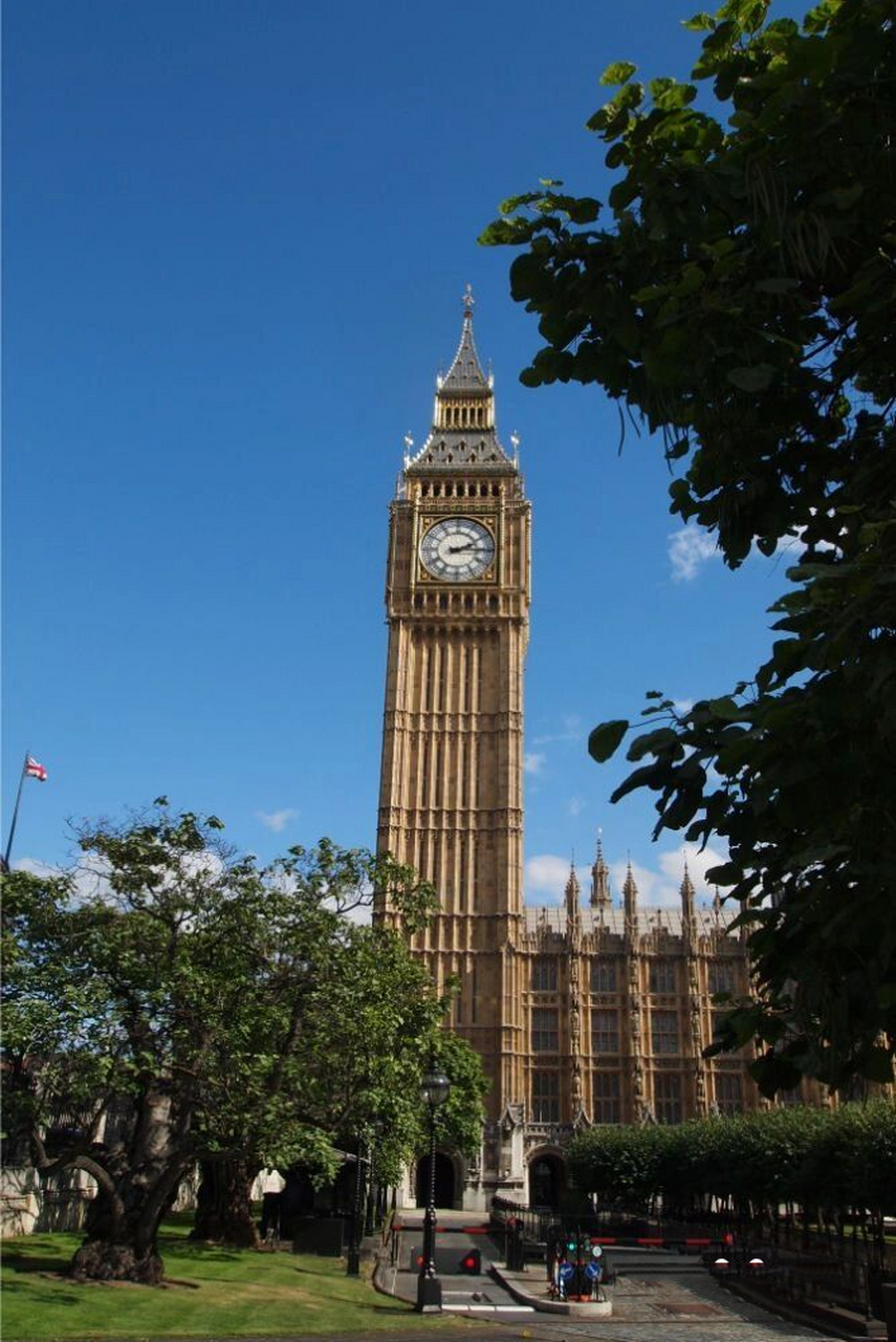 tower),旧称钟塔(the clock tower),俗称大本钟(big ben),位于英国