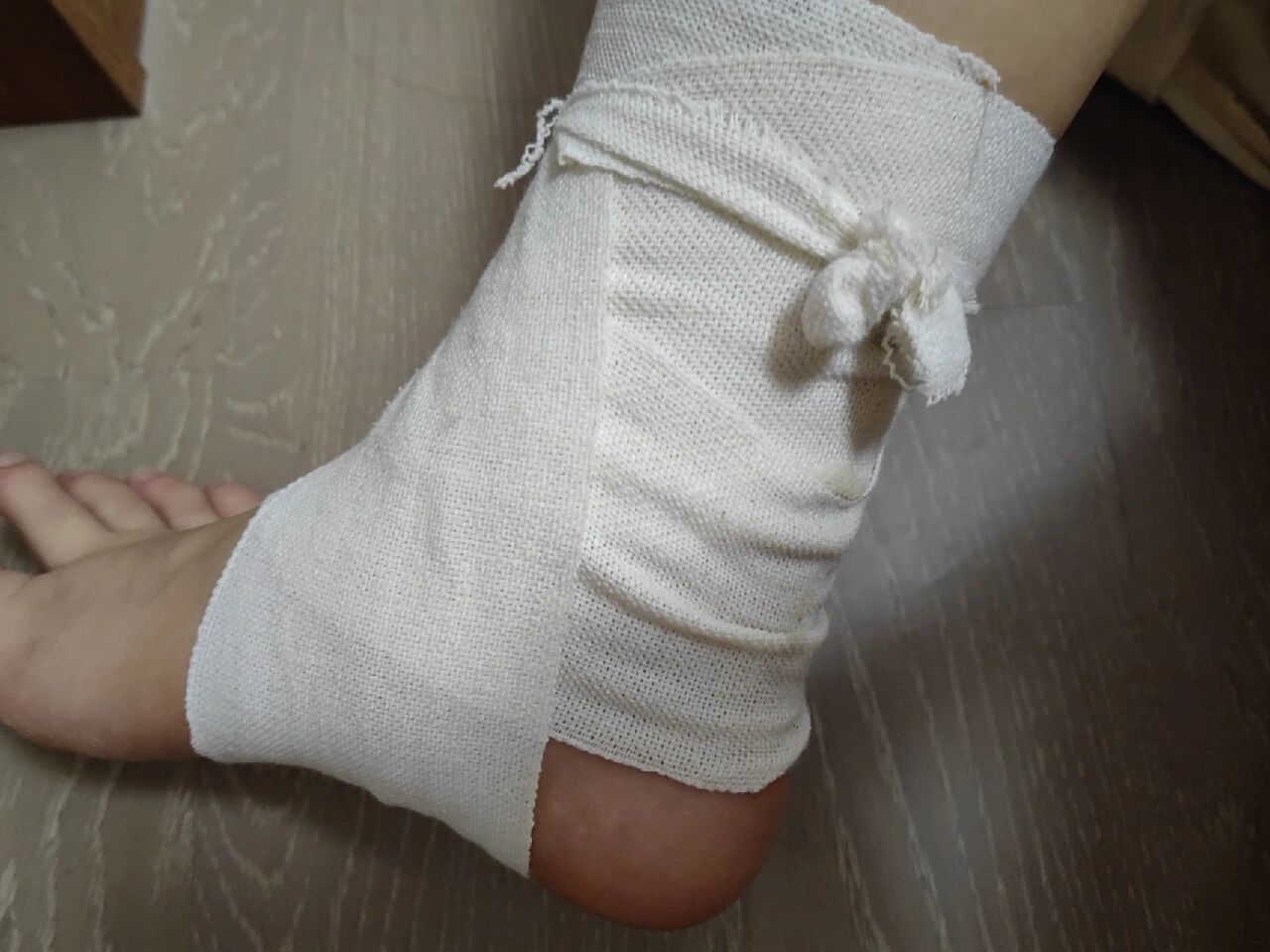 最近脚踝摔倒扭伤了这种弹力胶布蛮好的