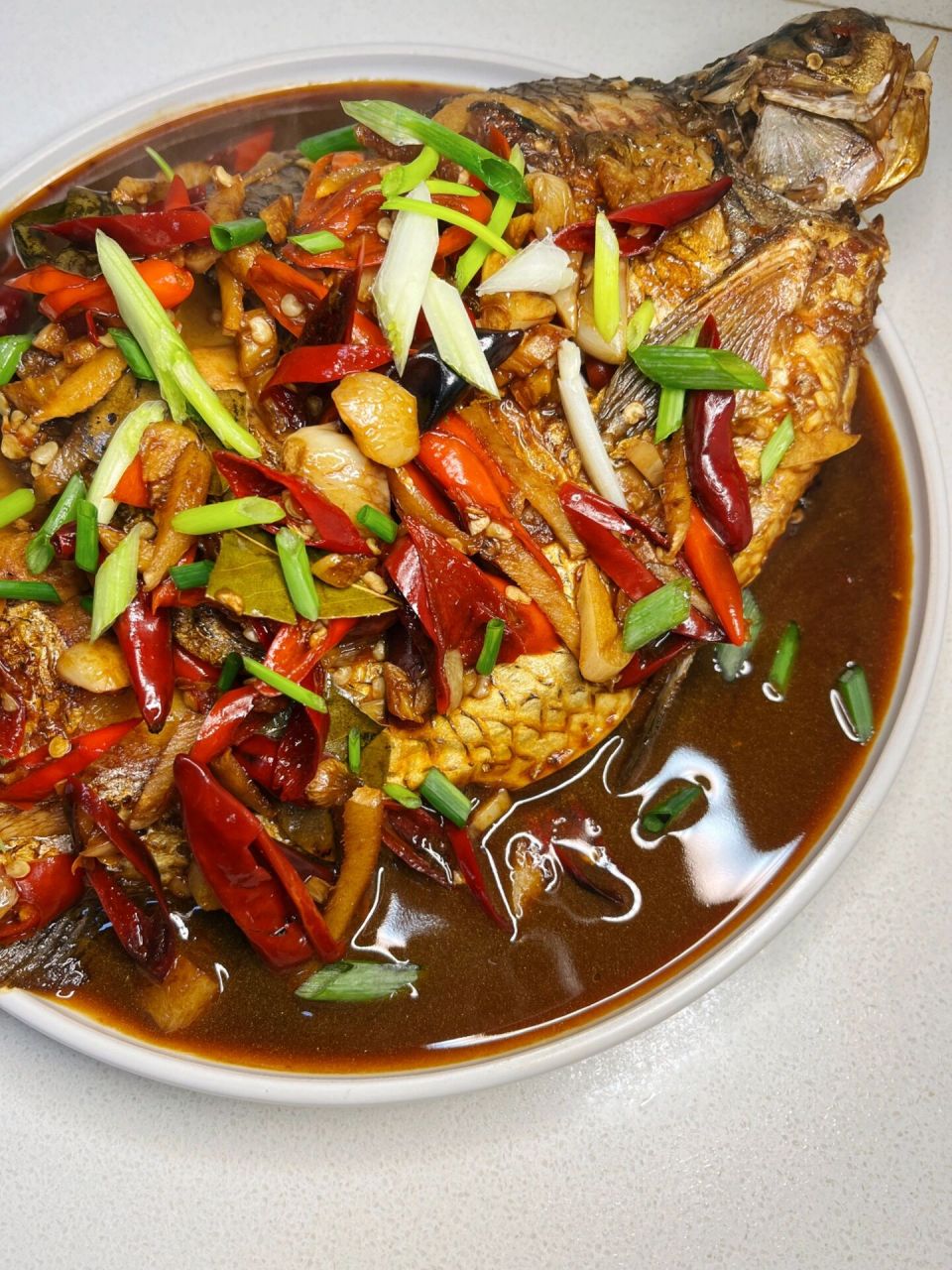 一,食材 鳊鱼,6颗大蒜,15个干辣椒切丝,6颗小米辣 	 二,做法 	 1,鳊鱼