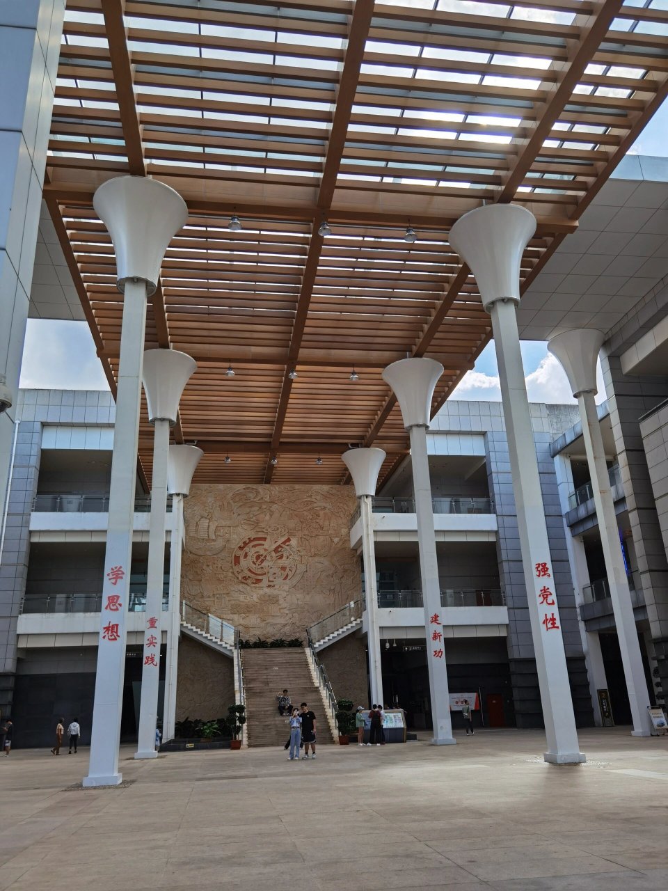 8逛了海南省博物馆,在海口市.由于时间紧张,就只看了历史馆,分三层.