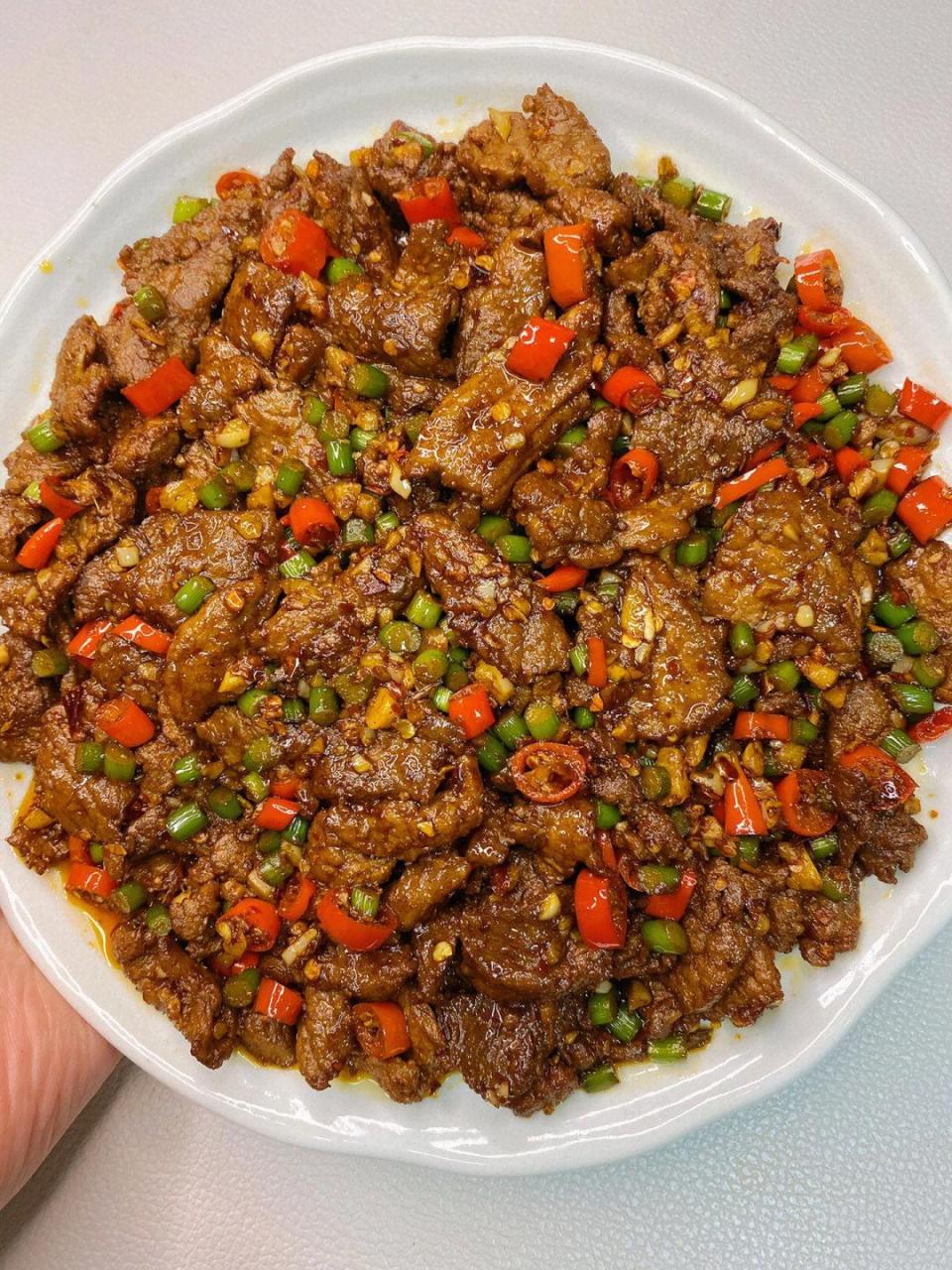 超级下饭的孜然牛肉 做法简单 巨好吃 食材:牛肉,蒜苔,姜,大蒜,小米辣