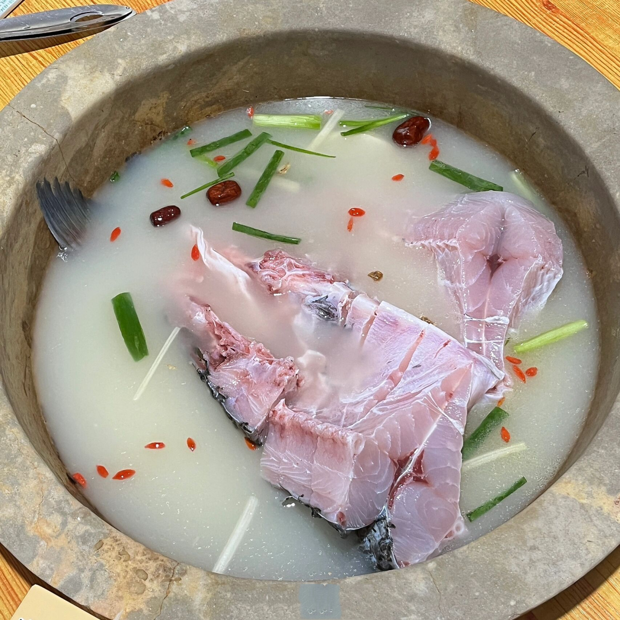 澄江这家石锅鱼真的就是好吃不贵|抚仙湖 99地址:云南省玉溪市澄江