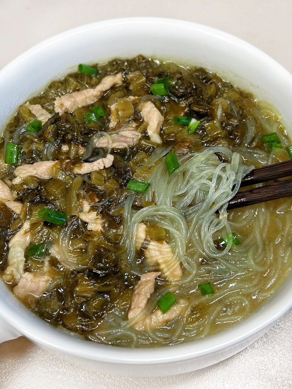 这个酸菜肉丝粉丝,做少了都不够分!