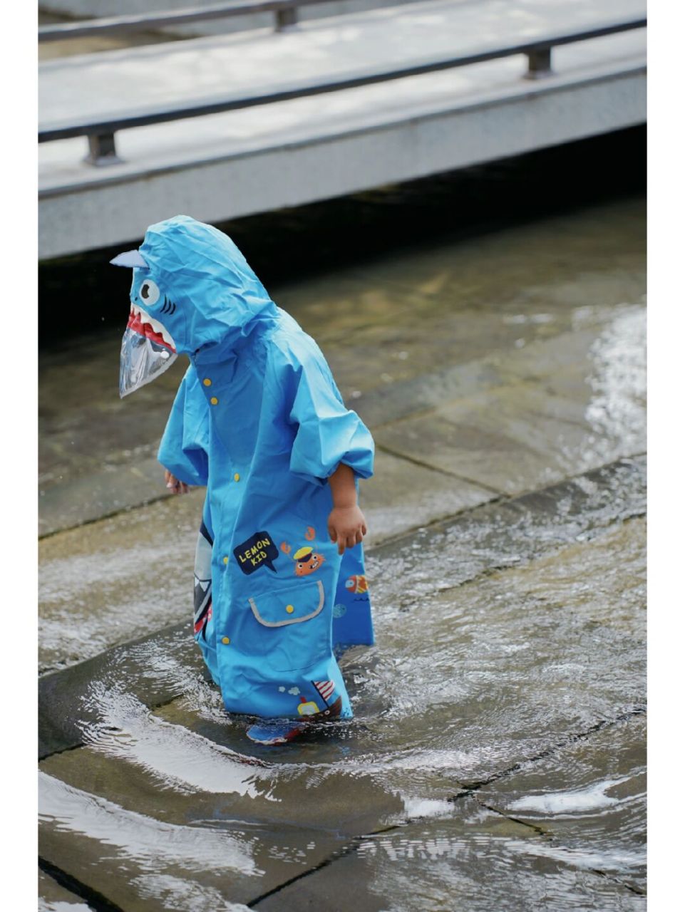 里的池子也终于有积水7415 宝贝要求穿着雨衣,雨鞋去踩水7415