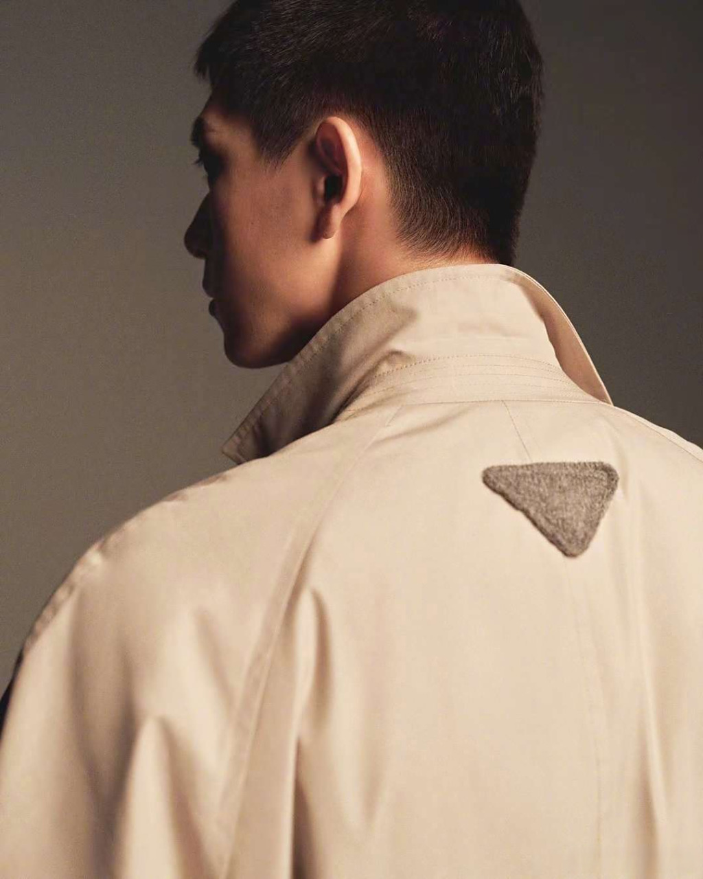 李现 风衣背影造型图释出,优越侧脸性感拿捏.@李现的眉骨下颌好能打!