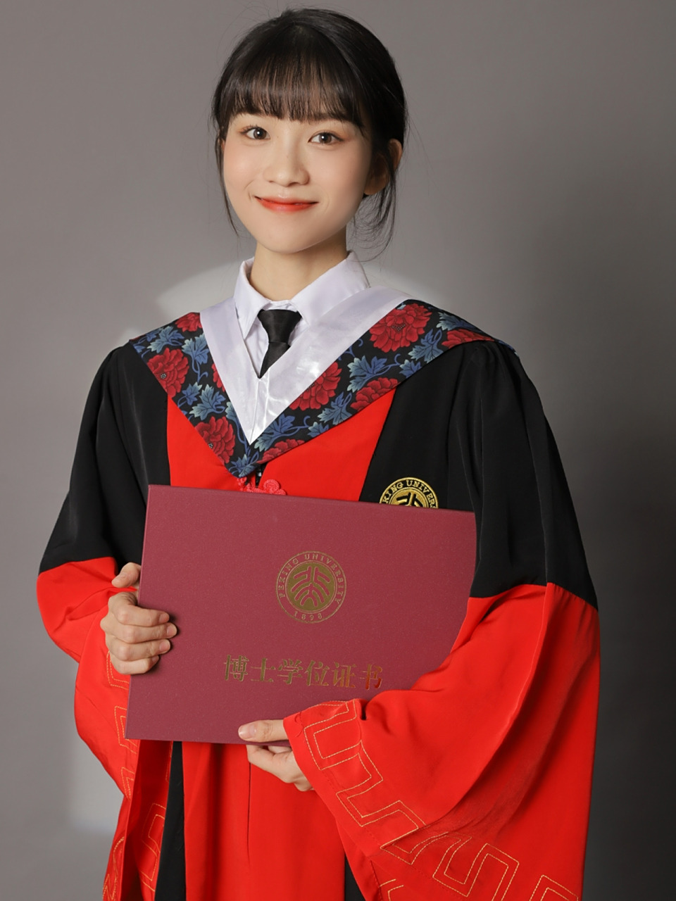 博士毕业3个月了,终于有时间去好好拍一组博士服的照片(红色博士服