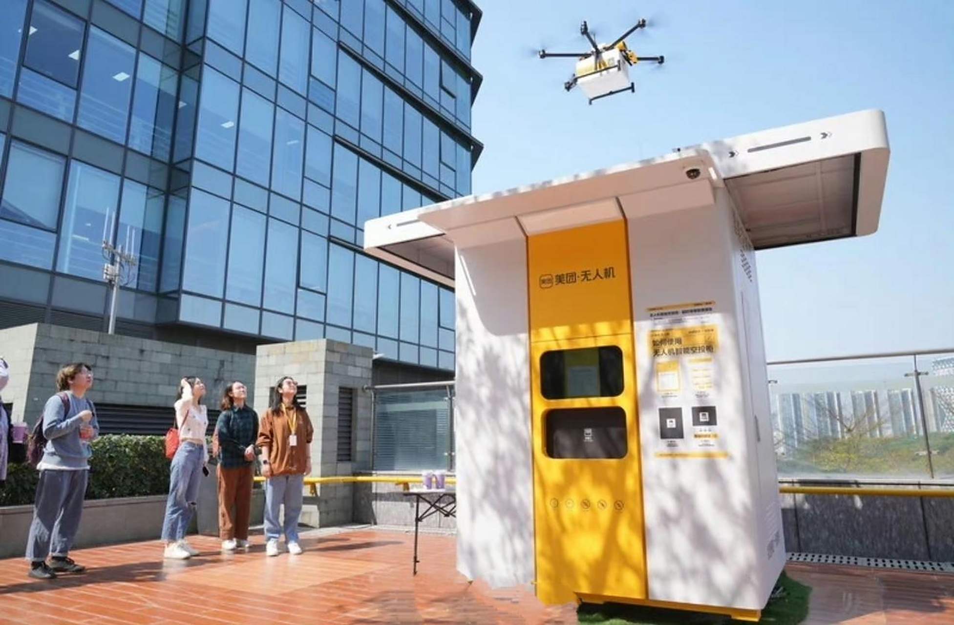 无人机空投送餐他真的来了,连送个外卖都这么高大上了.