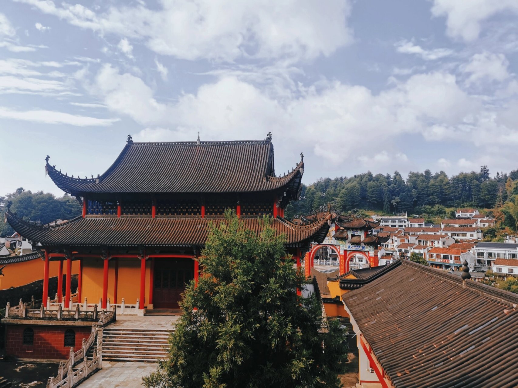 九华山地藏禅寺是位于中国安徽省九华山风景区的一座寺庙,是九华山