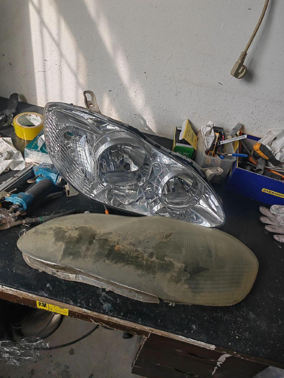 丰田花冠更换大灯灯壳