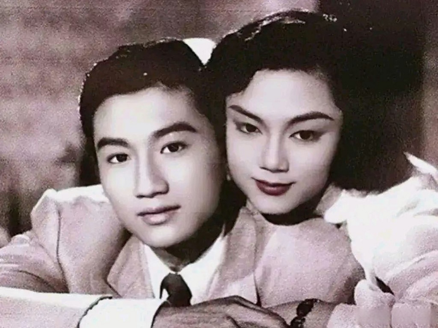 谢贤年轻的时候很帅的,谢霆锋可比他爸年轻时的颜值低多了.
