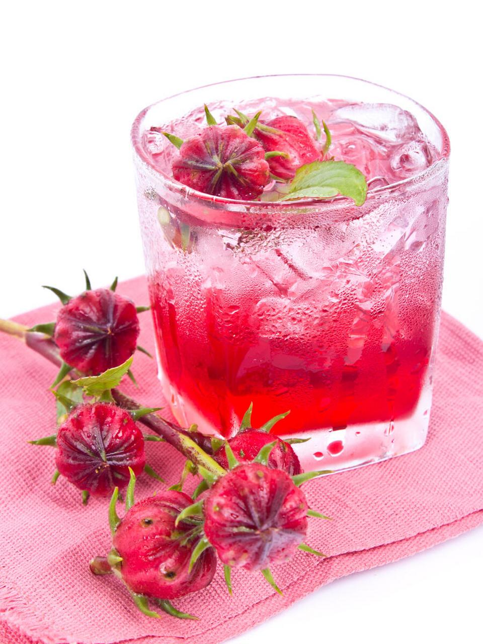 洛神花茶 洛神花茶是由洛神花泡制而成的,属花茶类,也被称为玫瑰茄