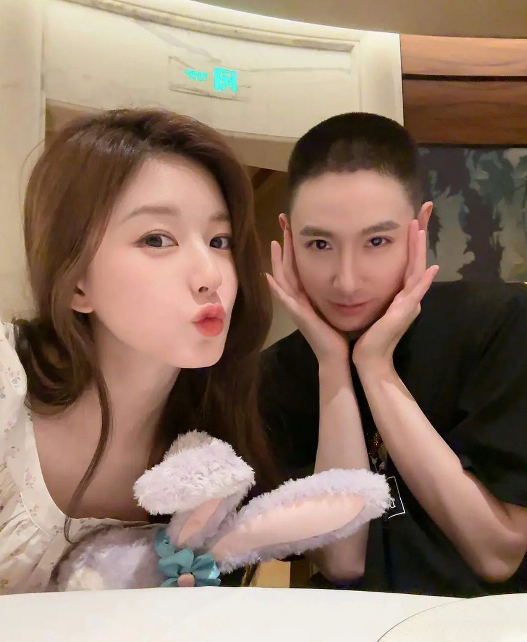 赵露思和闵塔鲨亲密合影,看来她的时尚资源马上要起飞了!