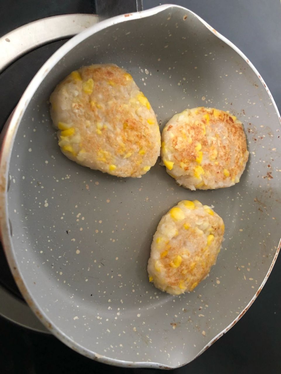 宝宝辅食_玉米莲藕饼 莲藕擦丝,焯水沥干水分,菠菜焯水切碎加入熟玉米