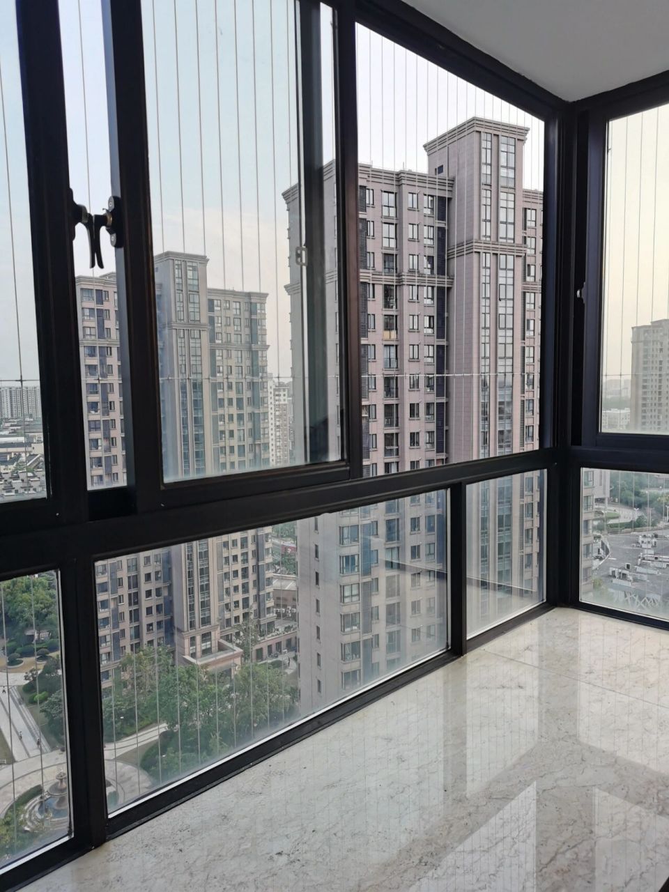 隐形防护网采用316不锈钢丝外包尼龙膜 尼龙膜起保护作用避免小朋友