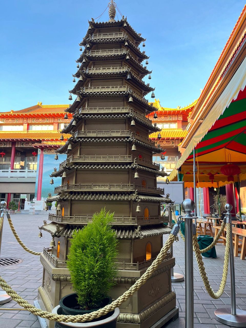 温哥华灵岩山寺,进殿功课全攻略 大名鼎鼎的灵岩山寺,因为很多人知道