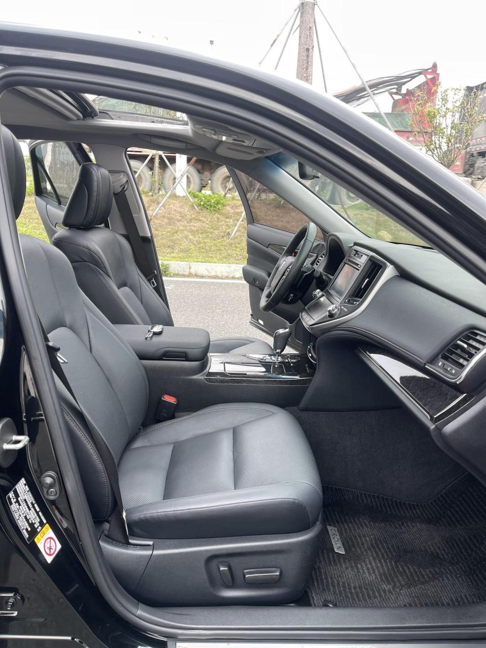 新款丰田皇冠d-4st,时尚版18年59715自动波,带天窗,带原装导航,带