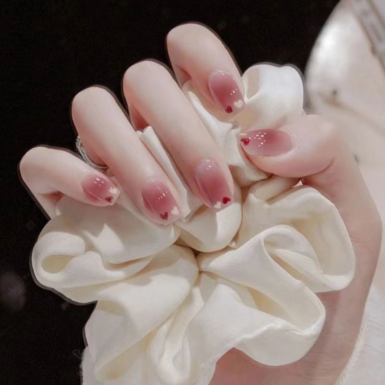 2023新年粉色系美甲来啦 精致女孩当然要从头到脚都美美的啦~ 新年快