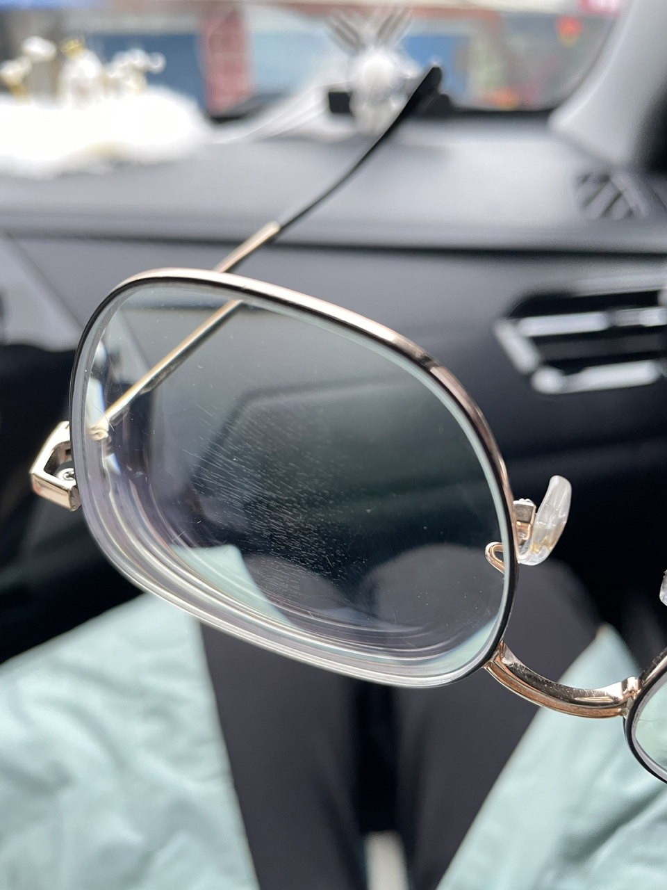 眼镜脱膜原因:酒精喷镜片 人生建议不要擦眼镜时喷酒精!