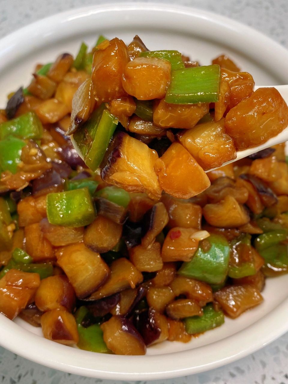 用力攥干茄丁的水分 4.准备