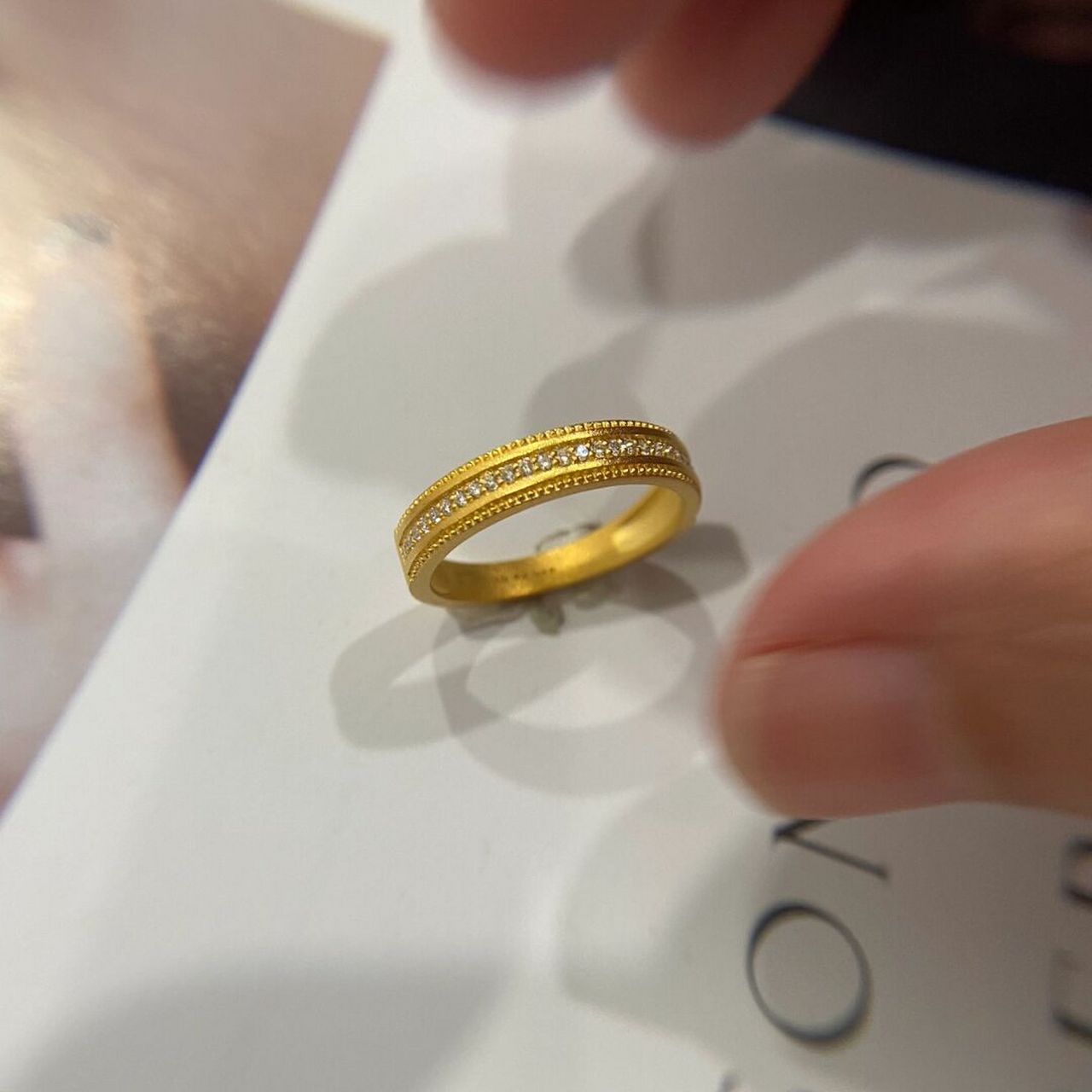 预订了一枚黄金点钻戒指,期待