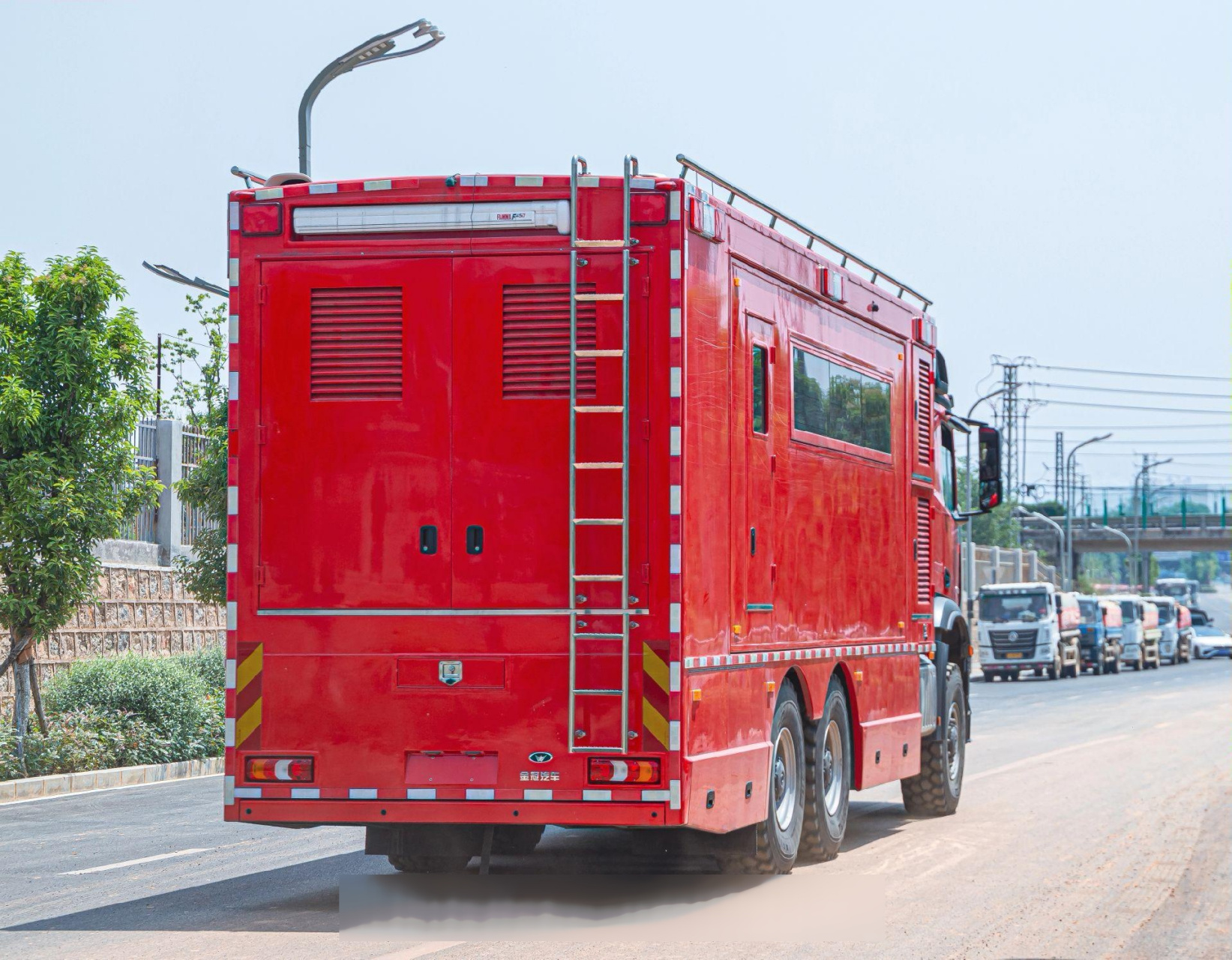 46112晋宁山火撤退抓拍  云南森林总队 大型移动指挥车 基于