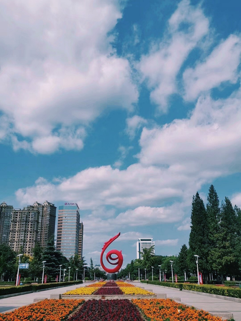 濮阳|中心广场 中心广场是市民休闲娱乐的重要场所,特别是晚上人游玩