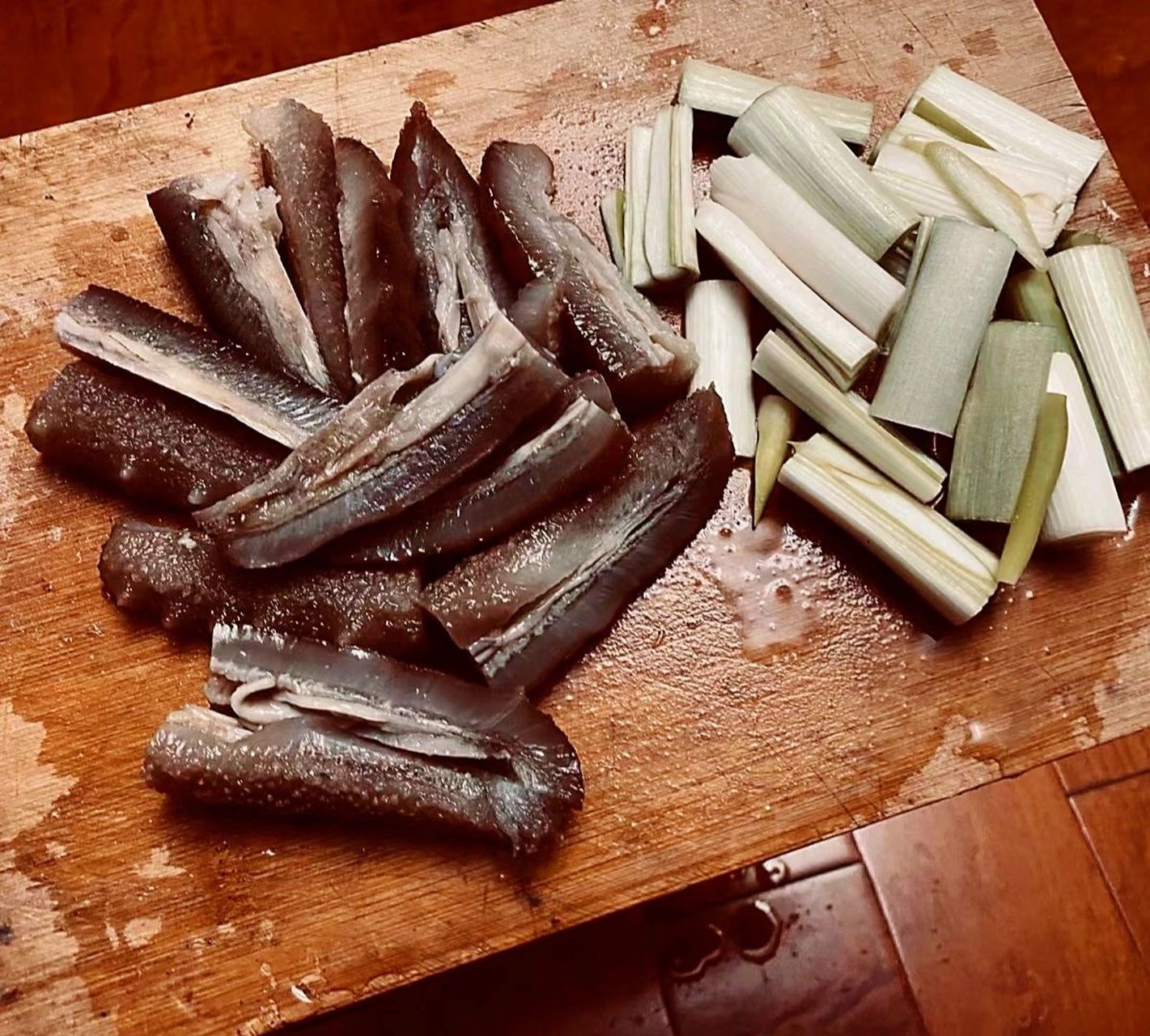葱爆海参家常做法91 ①葱白切成约5厘米的大段,姜切丝.