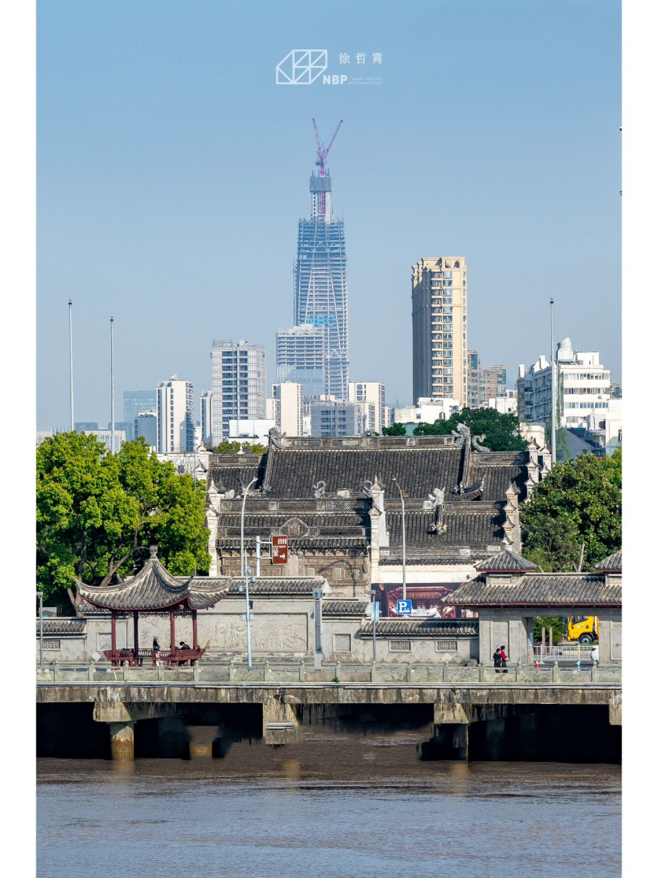 宁波中心&庆安会馆 宁波中心大厦,庆安会馆 古今同框,标记打卡 等宁波