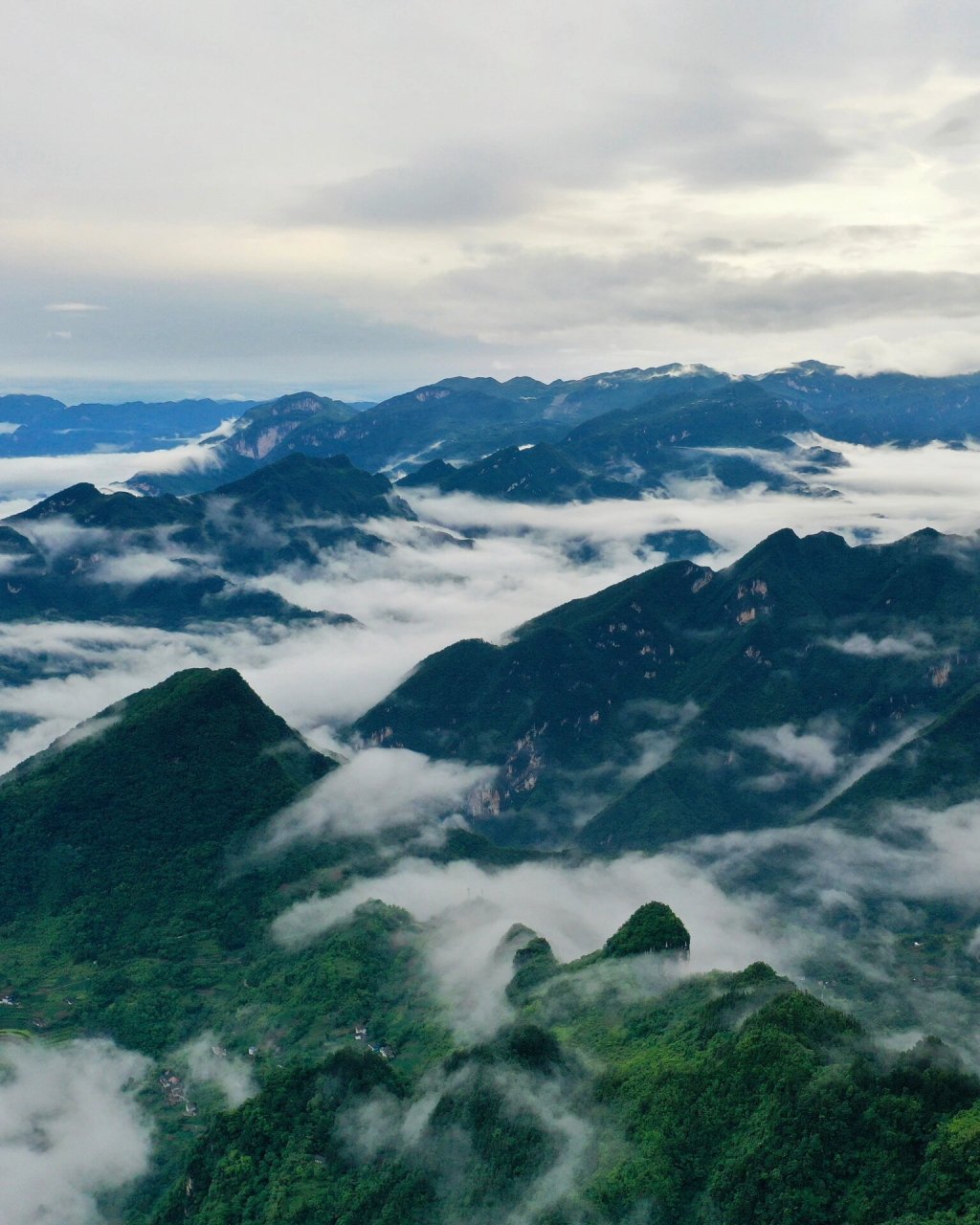 一生痴绝处,无梦到江南,长阳天柱山 春有百花秋有月,夏有凉风冬有雪
