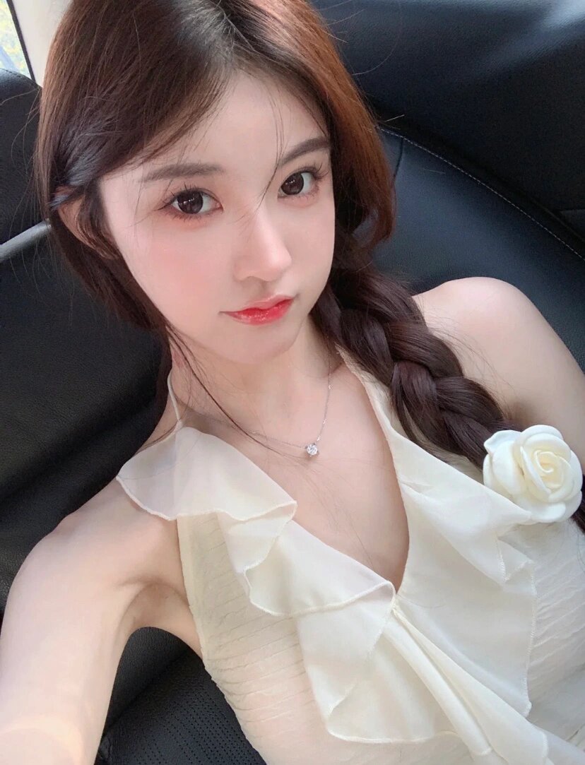 妹妹是瓜子脸,大眼睛,鼻型也好好看