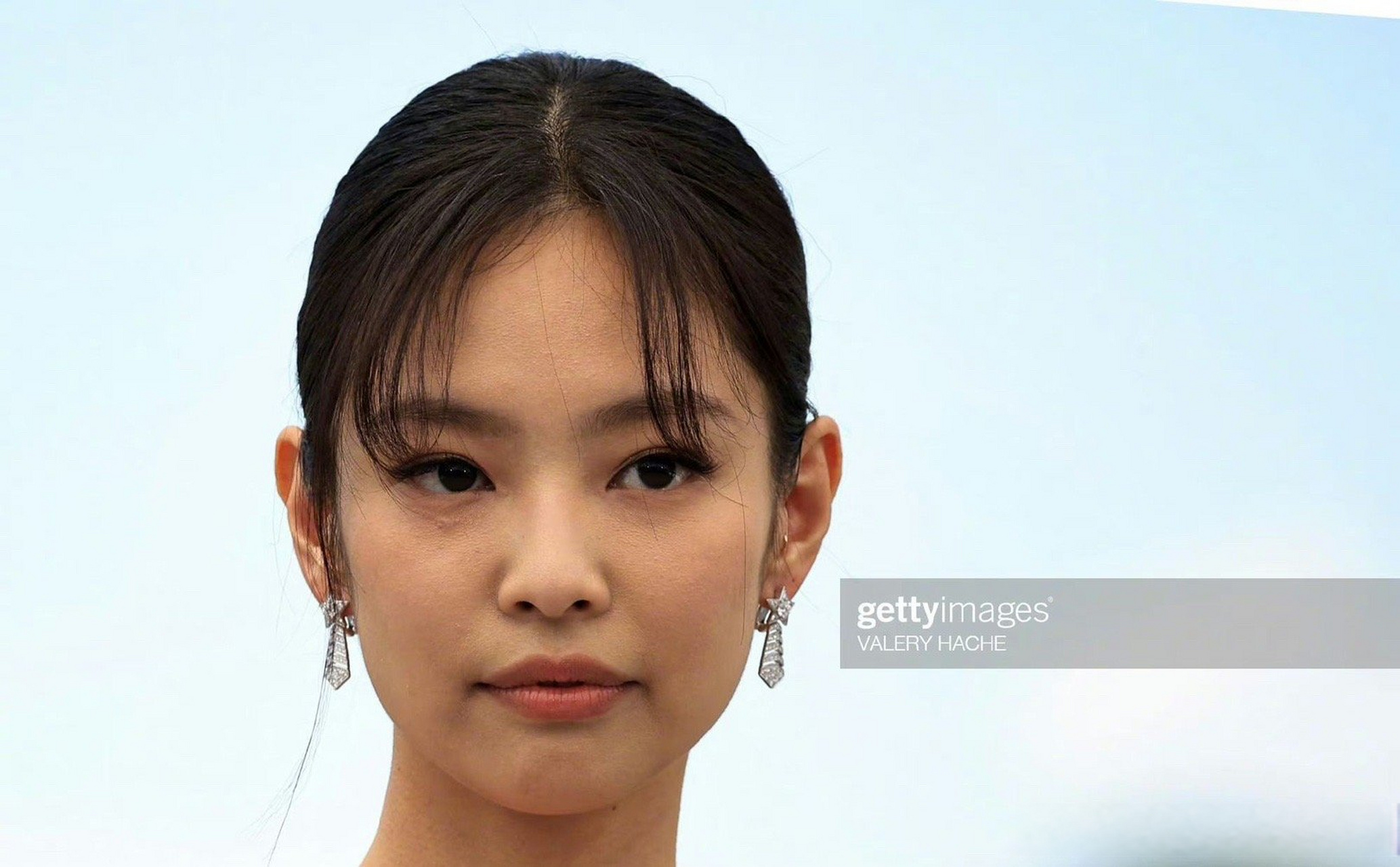 jennie戛纳红毯吐舌头##g社镜头下的jennie生图#  在戛纳红毯吐舌头