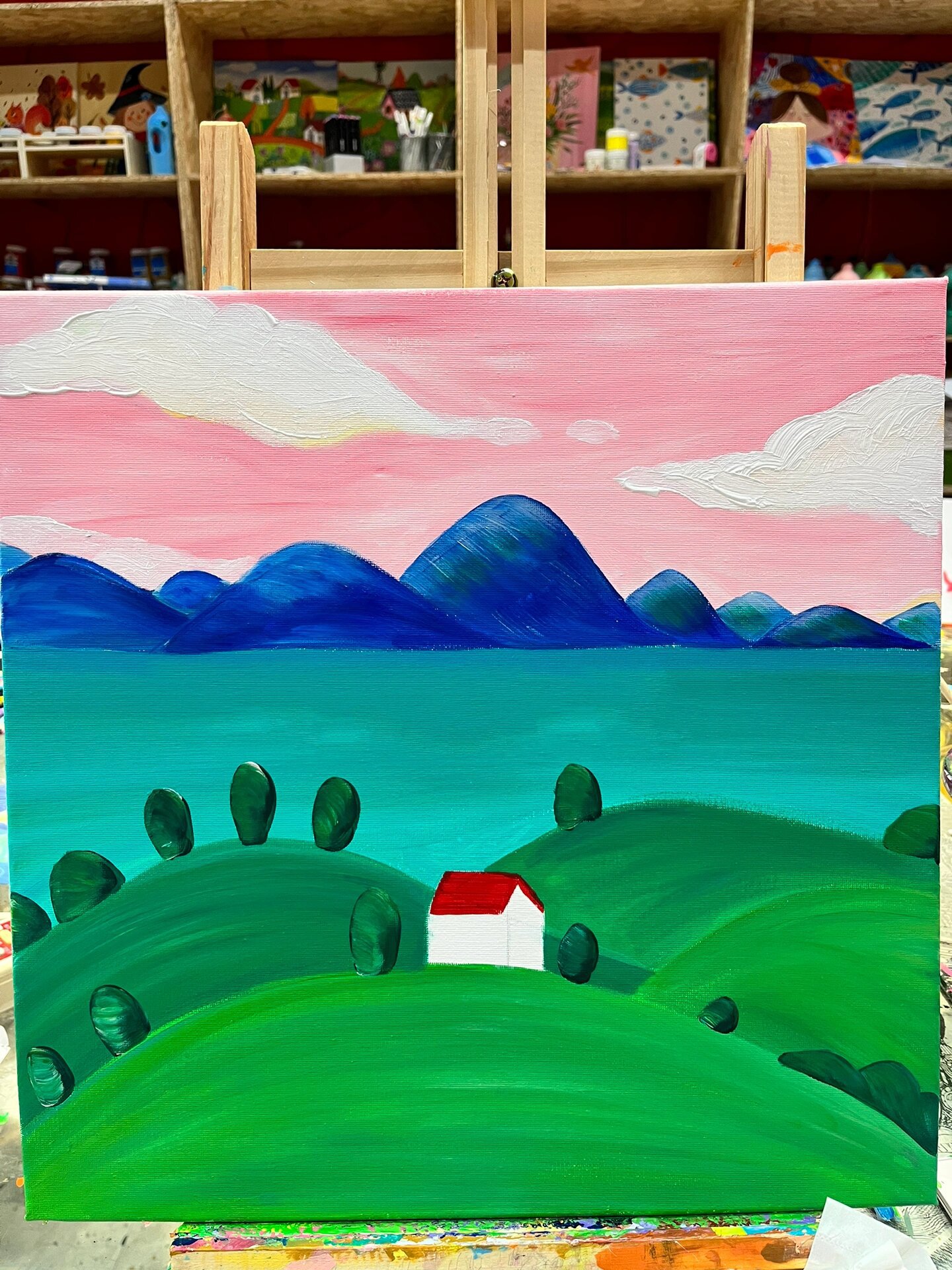 儿童丙烯画—美丽的海边小镇 作品用了双层分割线的方式去构图,作品