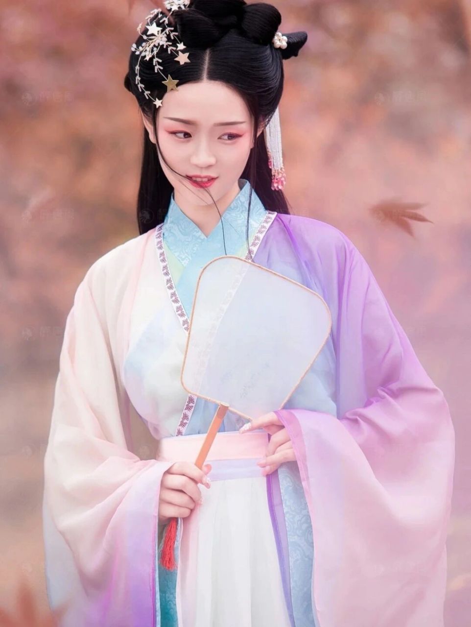 手持一把团扇,你就是古典美女  	 9090一位古典的女子,手持一把