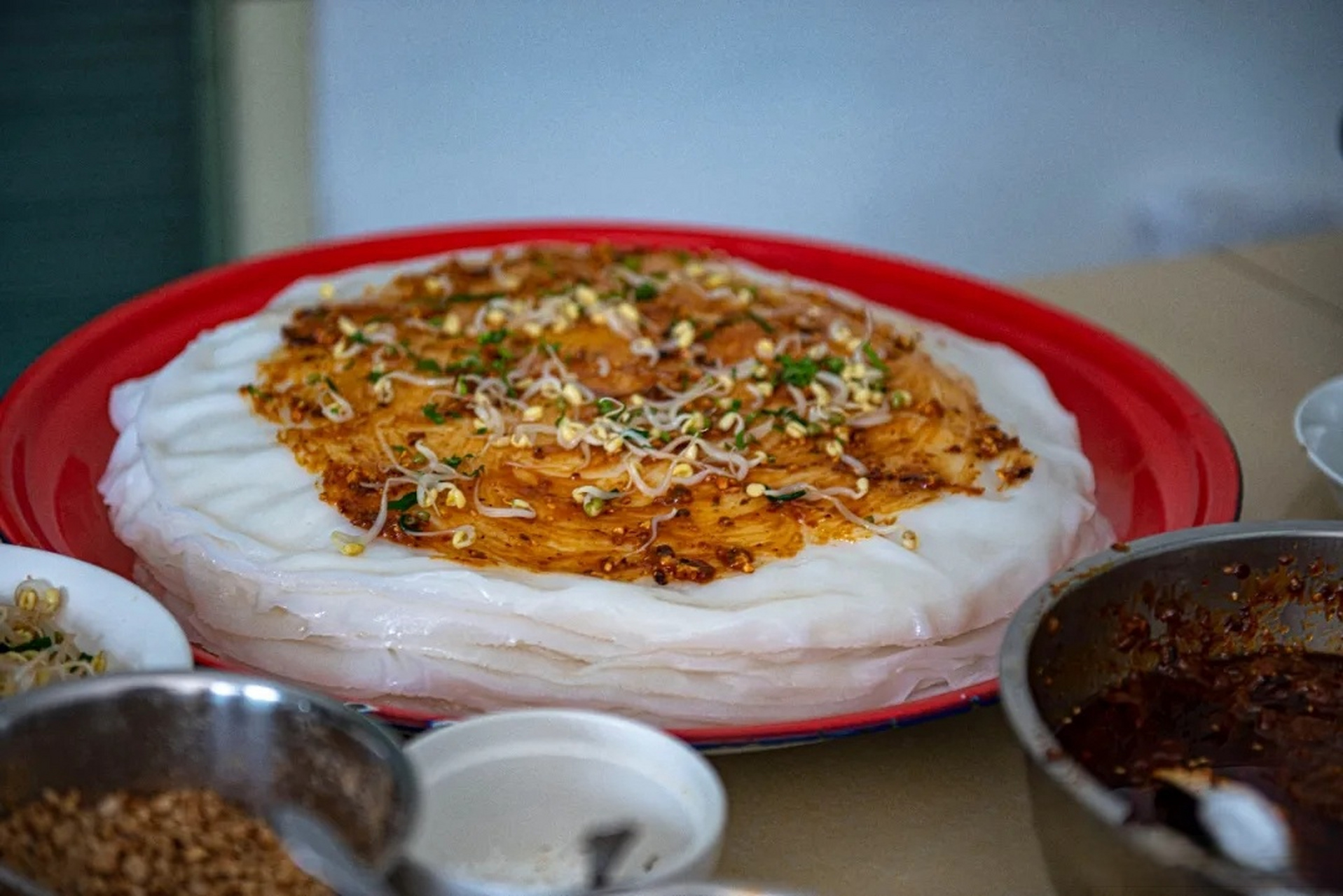 美食说 【腾冲夏日美食——卷粉】卷粉是腾冲的夏日必备,把酱,辣椒油