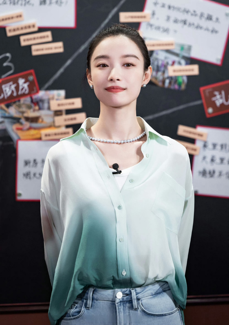 倪妮# 倪妮又有新图,印染衬衫和珍珠莫名地搭,喵总笑起来很明媚!